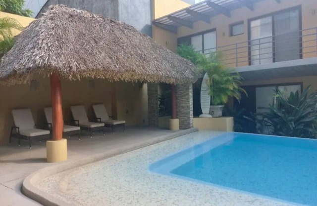 Cozy condo with pool and palm shelter- 5 min from the beach!