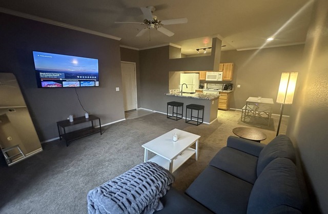 Cozy Condo with Pool in Gated Community by PHX Airport, Tempe, and Old Town ❤️📍