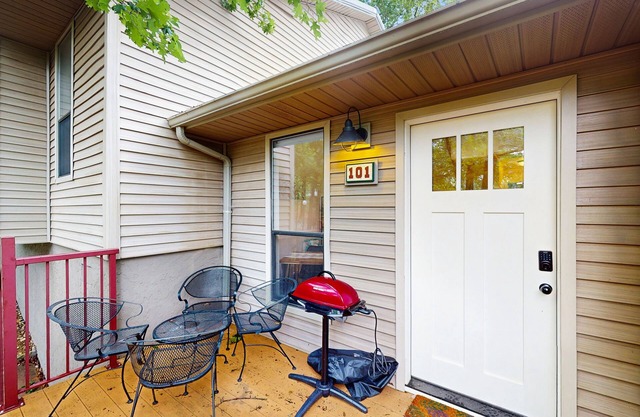 Cozy condo with electric fireplace, deck, shared pool, pickleball & boat launch