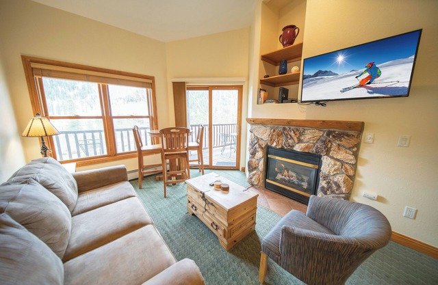 Diese Ferienwohnung mit 2 Schlafzimmern und 2 Bädern ist ideal für Ihren Familien-Skiurlaub. Das Hotel liegt im Mountain House Base-Gebiet, nur wenige Gehminuten von den Pisten im Winter und in der Nähe der Wander- und Radwege.