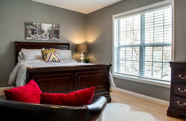 Cozy condo with yard and patio. Long-stay discount available