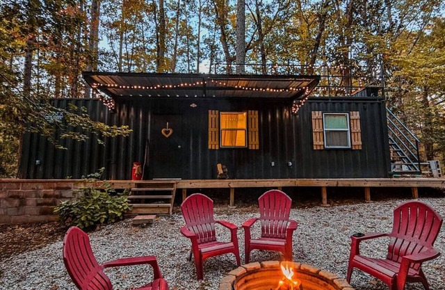 Cozy container cabin nestled in the Angelina National Forrest!