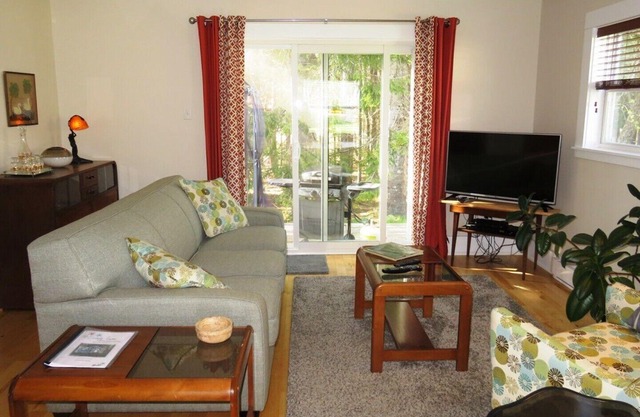 Elm Tree Cottage: Zeitgenössische Cottage in Shelburne