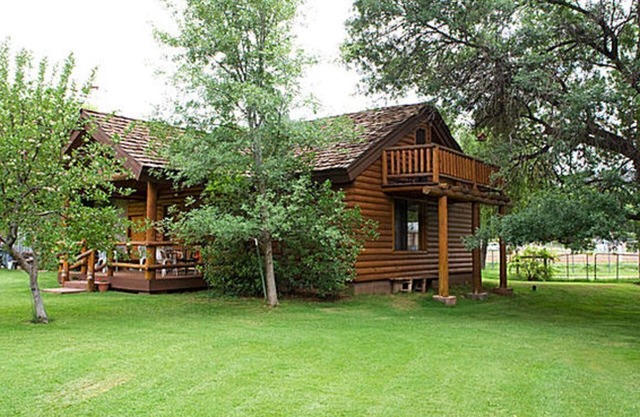 Gemütliche, moderne Ferienhütte am Wasser in der Nähe von Sedona.