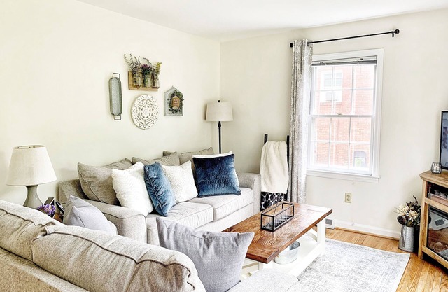 Cozy, Convenient, & Comfortable Retreat w/ Firepit, Hammock, Ping Pong, & Coffee
