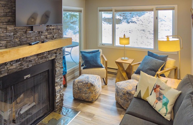 Cozy & Convenient Mountain Getaway | Ski In/Out | Hot Tub | Fireplace | Sleeps 8