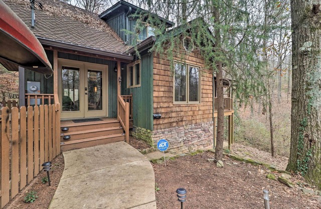 Cozy Conyers Cabin w/ Fireplace & Pool Table!