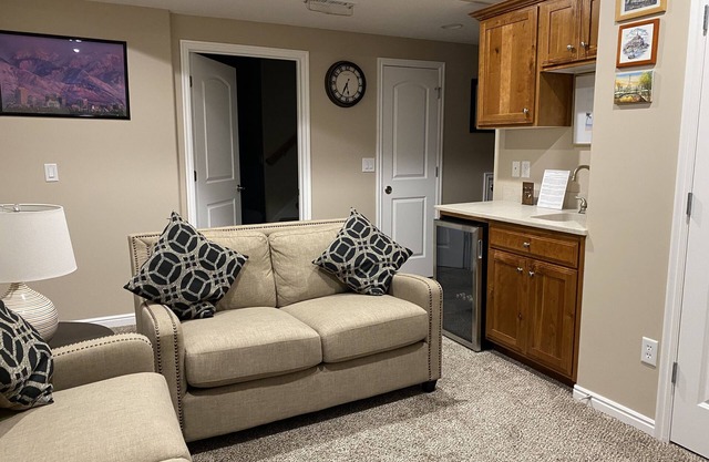 Cozy Corner in center of Murray, close by IMC, St Mark’s hospital and UofU