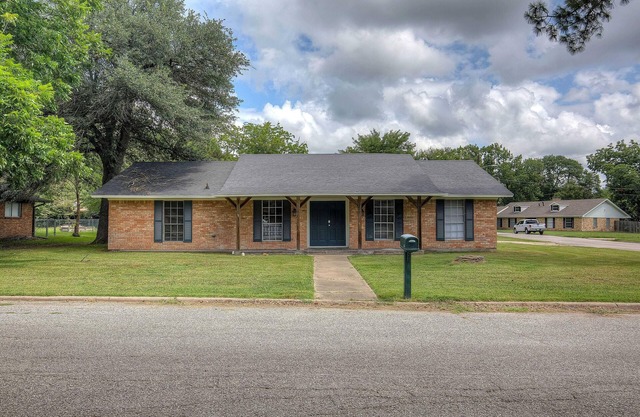 Cozy corner lot in Commerce Texas