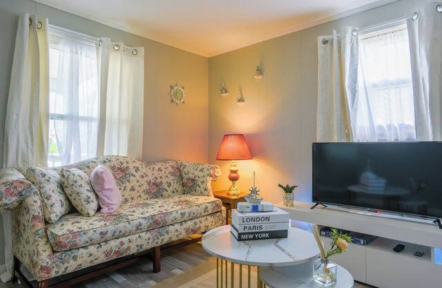 Cozy Costal Retreat in the heart of Groton's charming beach community,