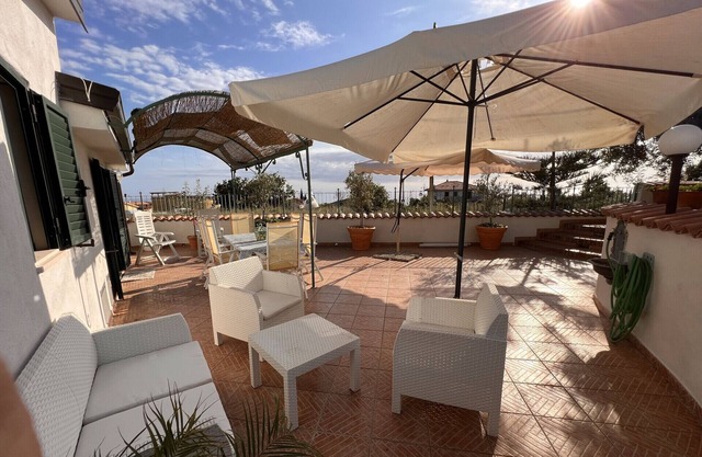 Cozy cottage with veranda and garden 800 meters from the sea