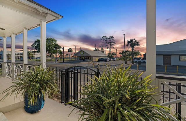 Cozy Cottage | 2BR | Pool | Grill | Near Bay & Gulf