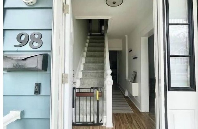 Cozy cottage 3 blocks to beach