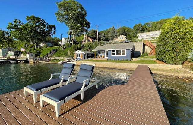 Cozy cottage 3 steps away from the lake!