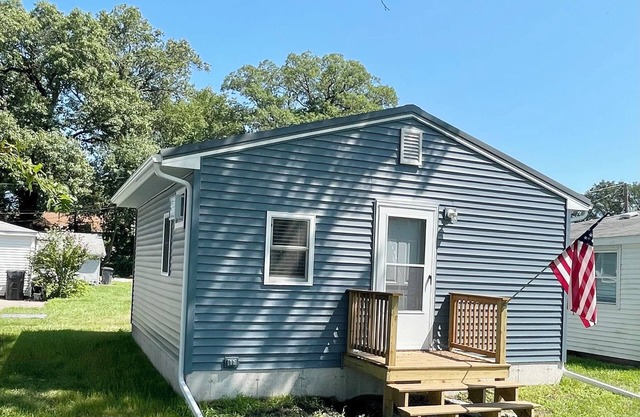 Cozy cottage 300’ from lake at Bass Lake, IN-6411.