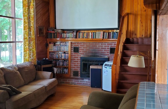 Cozy Cottage 5 minutes from Manistique. Swimming and Lake Access!
