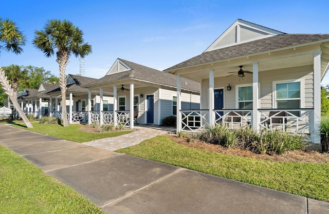 Cozy Cottage 5 of 6 by Pool|2BR | Grill | Near Bay and Marina