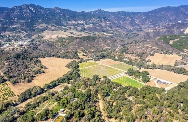 Cozy cottage at The Heritage Fallbrook with WiFi, AC