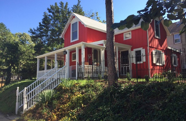 Sommer am Fluss - Gemütliches historisches CampMeeting Cottage, 1 Block vom Fluss entfernt