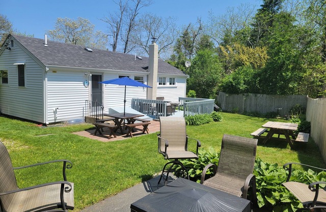 Cozy Cottage- Bright, 2 Bedroom- Great Location