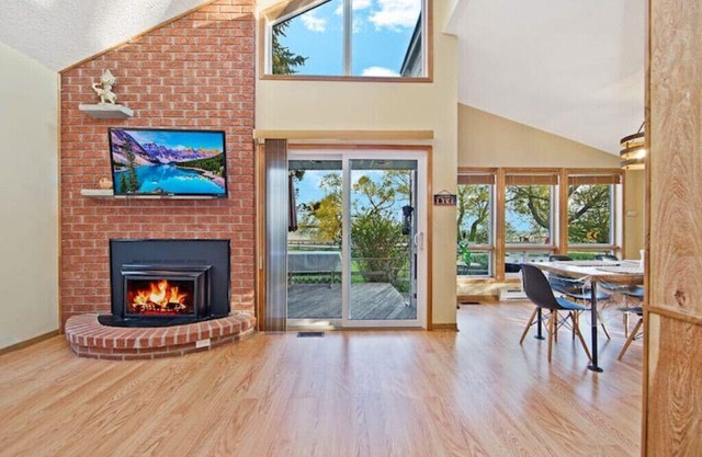 Cozy Cottage by Lake Simcoe | Private Dock & Kayaks Included