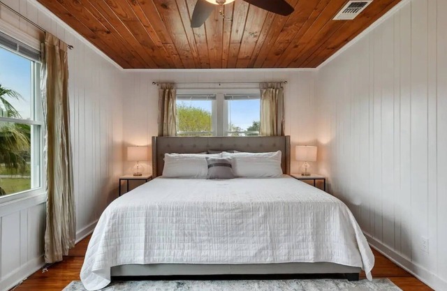 Cozy cottage by the Sea -near downtown and beach and Oak trees!
