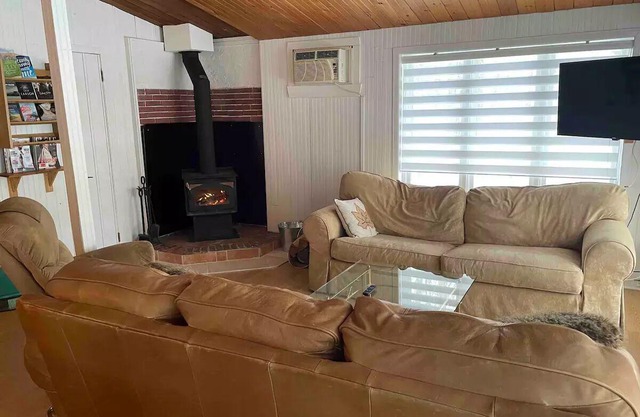 Cozy Cottage close to golf, great hiking trails and lake with beautiful views