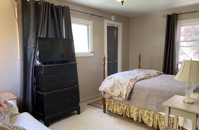 Cozy Cottage Close to Heart of Salinas.