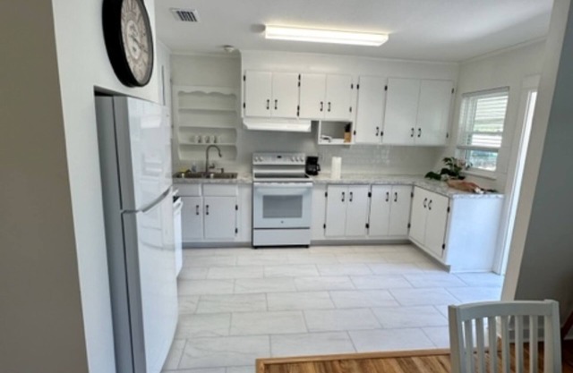 Cozy cottage convenient to downtown, restaurants, and medical facilities.