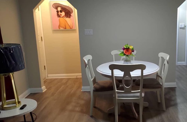Cozy cottage eating shopping lake, trails 1 min walk