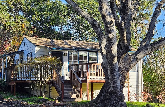 Cozy Cottage - Family Friendly - Walk to downtown Petaluma
