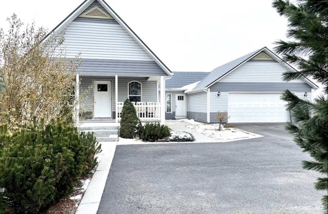 Cozy Cottage Farmhouse w/inviting front porch