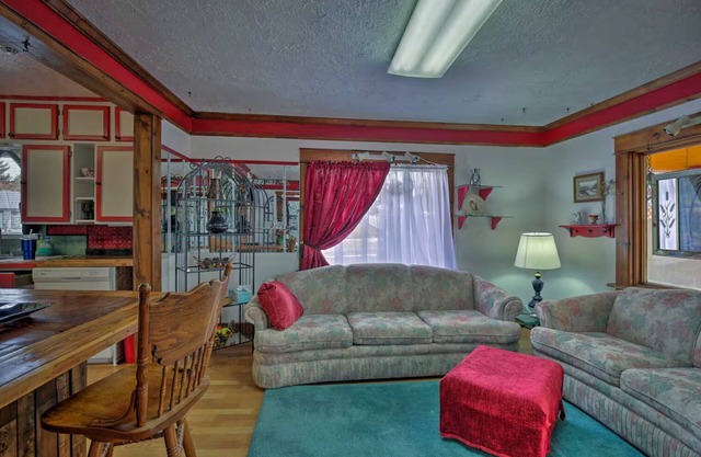 Cozy cottage home located on Center St near Portneuf Hospital and the ISU campus