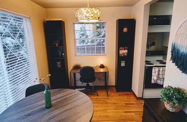 Cozy Cottage in a Beautiful Seattle Neighborhood