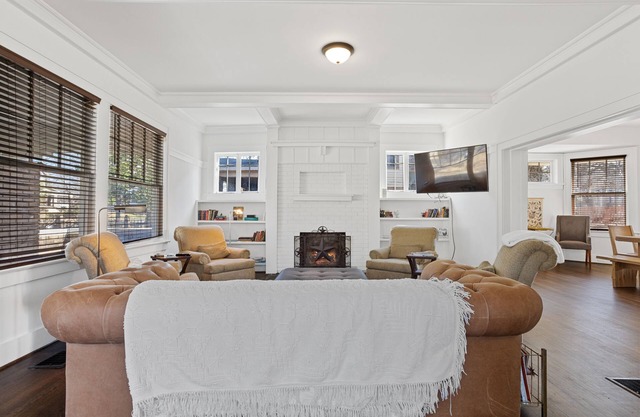 Cozy Cottage in B'ham - 4bd 3ba - 2 Miles to downtown, near Avondale, Homewood