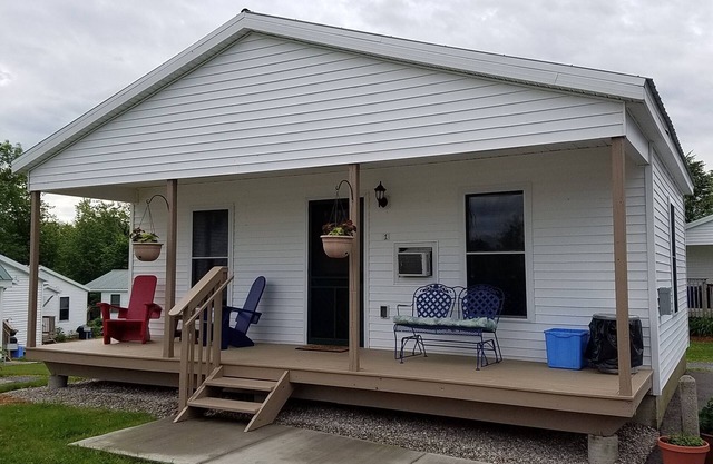 Cozy cottage in charming Ferrisburgh with WiFi and Heat/AC