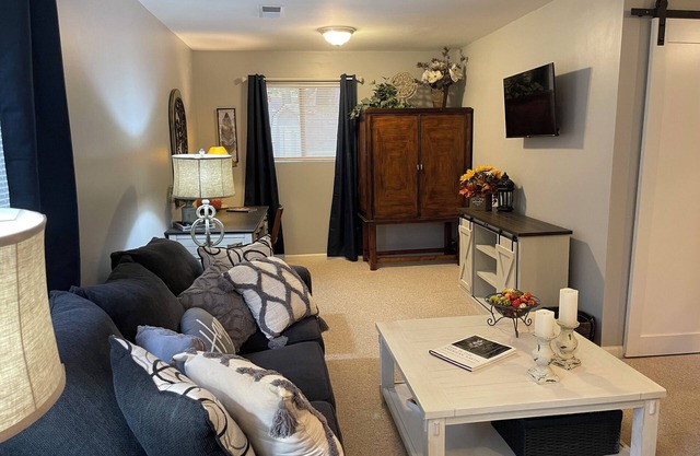 Cozy cottage in charming East Memphis with WiFi, AC