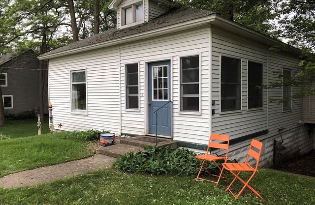 Cozy Cottage in Empire walkable to Lake Michigan