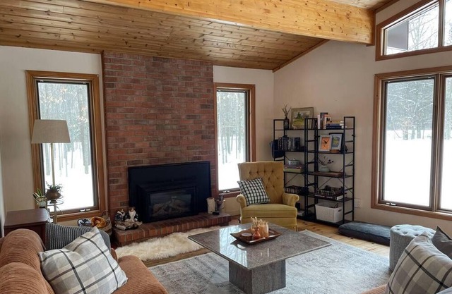 Cozy cottage in the woods near trails & waterfalls