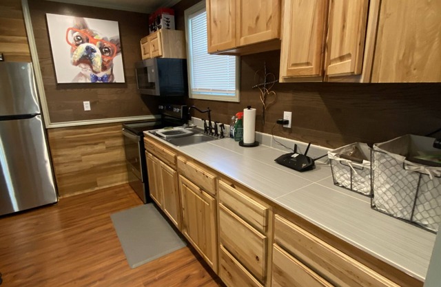 Cozy cottage in the country w/ hot tub! 20 minutes away from downtown Austin