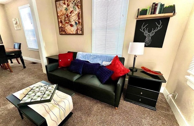 Cozy cottage in the heart of the big city- dog friendly