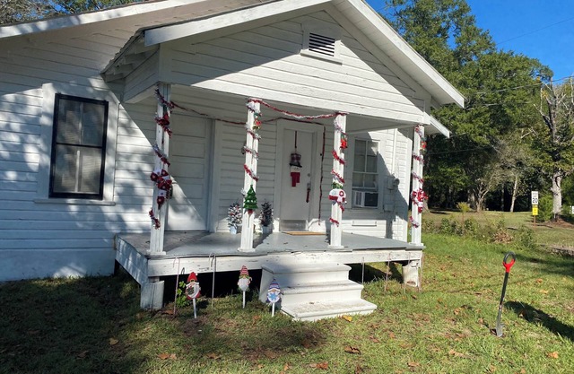 Cozy Cottage in Zavalla. Minutes to Lake Sam Rayburn near Cassel Boykins.
