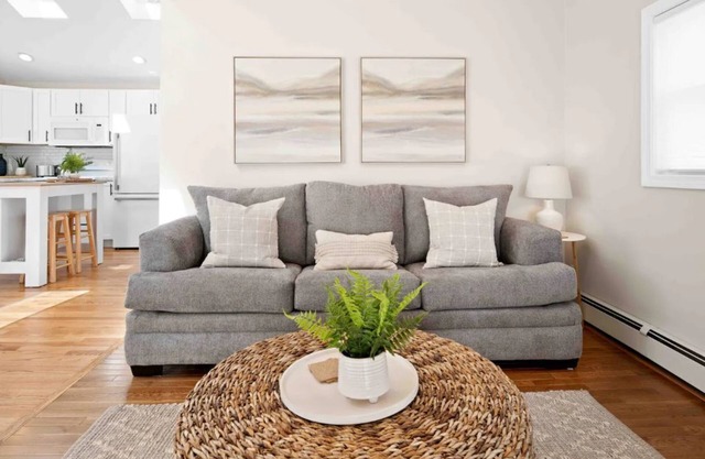 Cozy Cottage Near Newport & Bristol. Walk to Beach