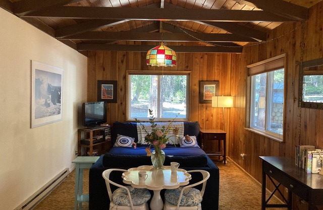 Cozy Cottage Near Scotts Flat Lake