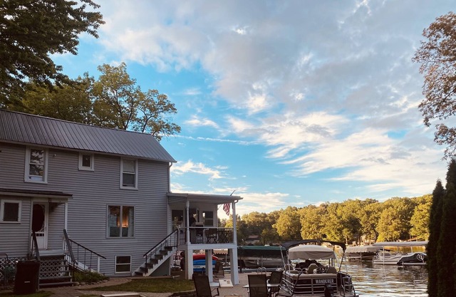 Cozy cottage nestled on a beautiful all sports and fishing lake!