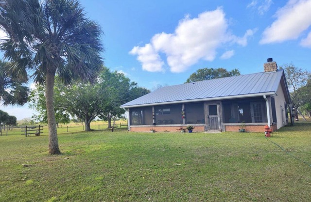 Cozy cottage on 8 acres near state park and atv trails. Pet Friendly!