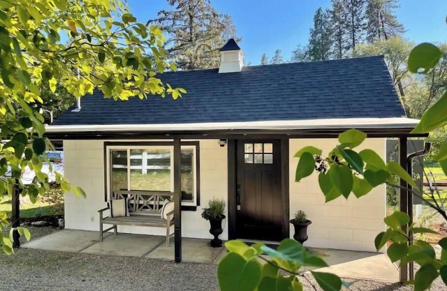 Cozy Cottage on Applegate River Micro-Farm at Vineyards.15 Min to Jacksonville