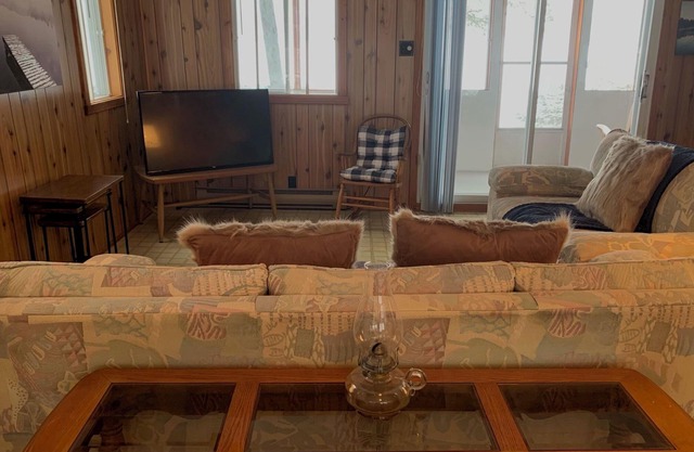 Cozy Cottage on a Lake, mins from Mt Tremblant/Mt Blanc -250$ for December.