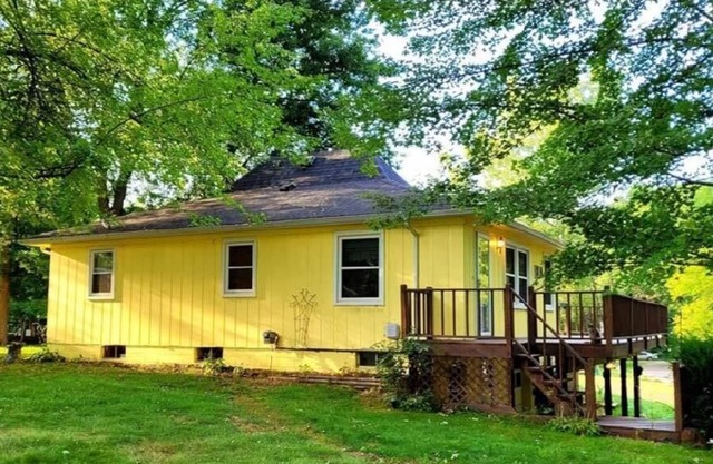 Cozy Cottage located on Evans Lake. Hot Tub. Dock access and Kayaks included