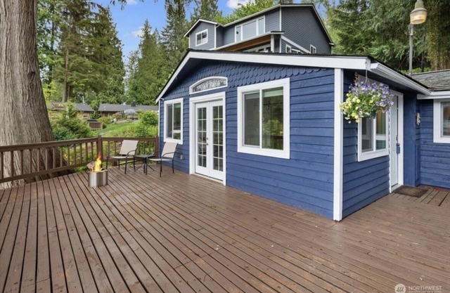 Cozy Cottage on Lake Roesiger with View of Mt. Pilchuck from the dock